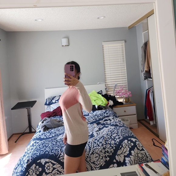 Cozy casual pink geometric sweater (S/M) - Picture 2 of 2